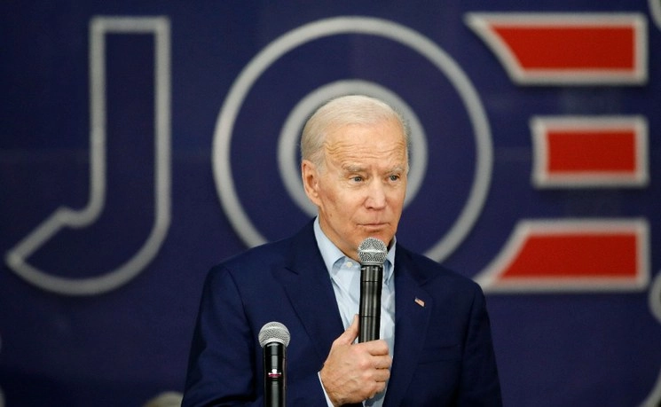 Joe Biden tiene un 24% de preferencia para ser candidato presidencial demócrata contra un 20% que ostenta Bernie Sanders. Foto Ap