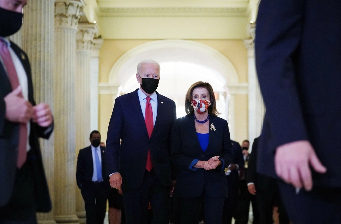 El presidente Joe Biden y la presidenta de la Cámara de Representantes, Nancy Pelosi, se reunieron con legisladores demócratas en el Capitolio. Foto Afp 