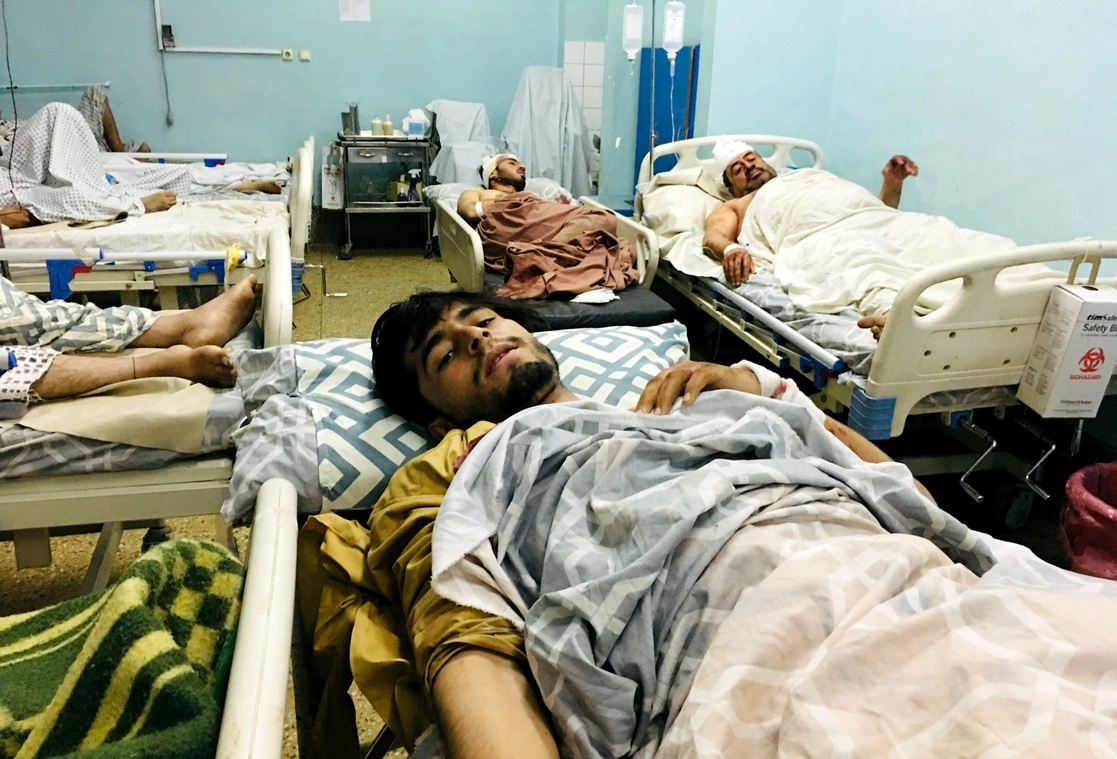 Lesionados por la explosión en Kabul. Foto Ap