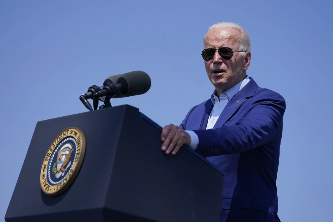 El presidente de Estados Unidos, Joe Biden, se contagio de covid-19; se encuentra aislado y tomando un antiviral para reducir los síntomas. En la imagen, el mandatario durante una conferencia realizada en la central eléctrica de Brayton, Massachusetts, el 20 de julio de 2022. Foto Ap
