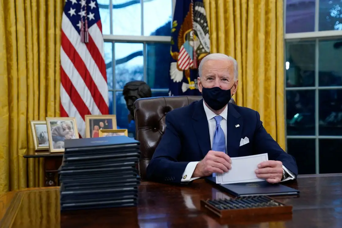 El presidente Joe Biden en la Oficina Oval de la Casa Blanca. Foto: Ap/ Evan Vucci