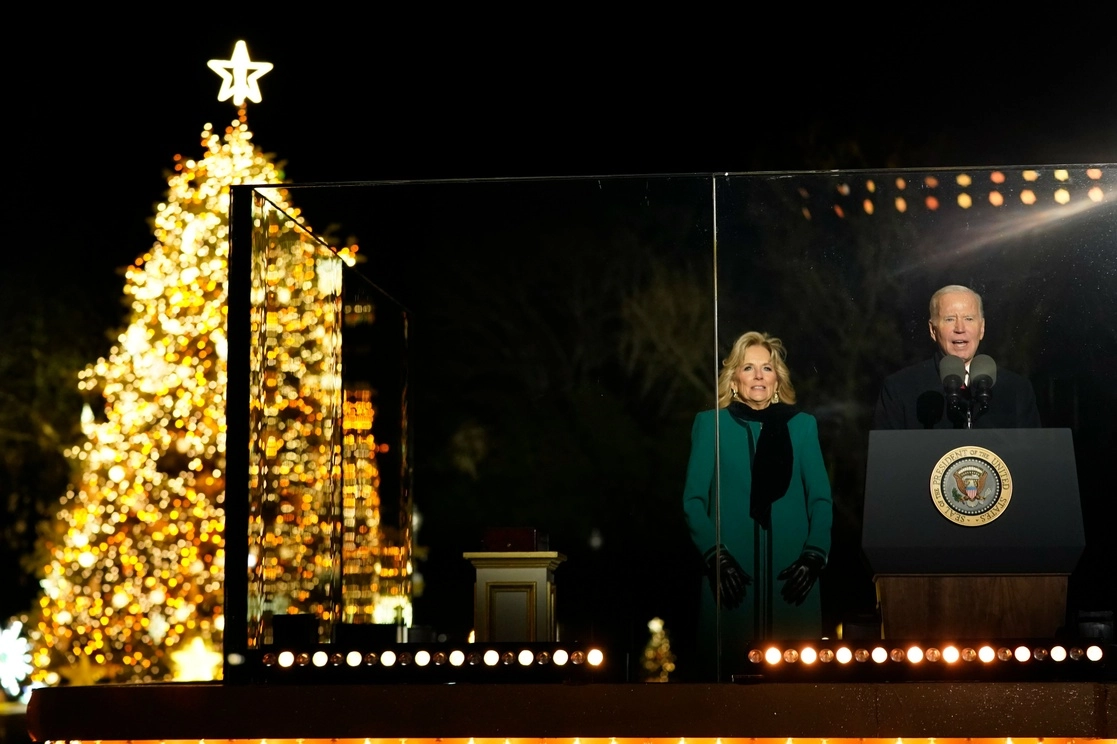 Joe Biden, presidente de EU y su esposa, Jill Biden, durante la ceremonia de encendido del árbol de Navidad de la Casa Blanca. Foto Ap
