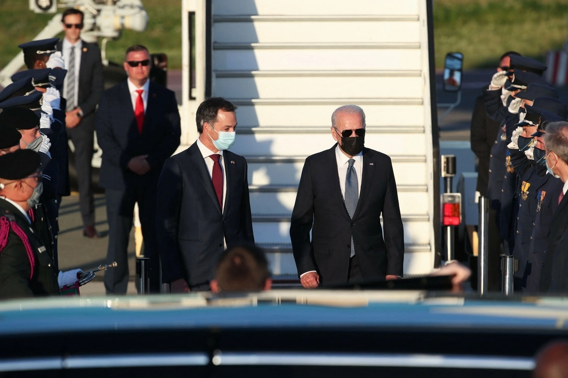 Joe Biden, presidente de EU fue recibido a su llegada a Bruselas, Bélgica,  por el primer ministro, Alexander de Croo. Foto Afp