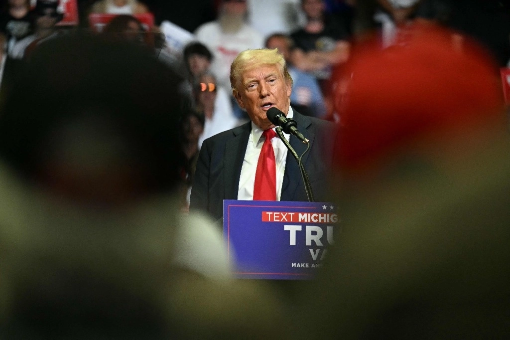 El expresidente estadunidense y candidato presidencial para 2024, Donald Trump, habla durante un mitin de campaña con el senador estadounidense y candidato a vicepresidente, JD Vance, en el Van Andel Arena en Grand Rapids, Michigan, el 20 de julio de 2024.  Foto Afp