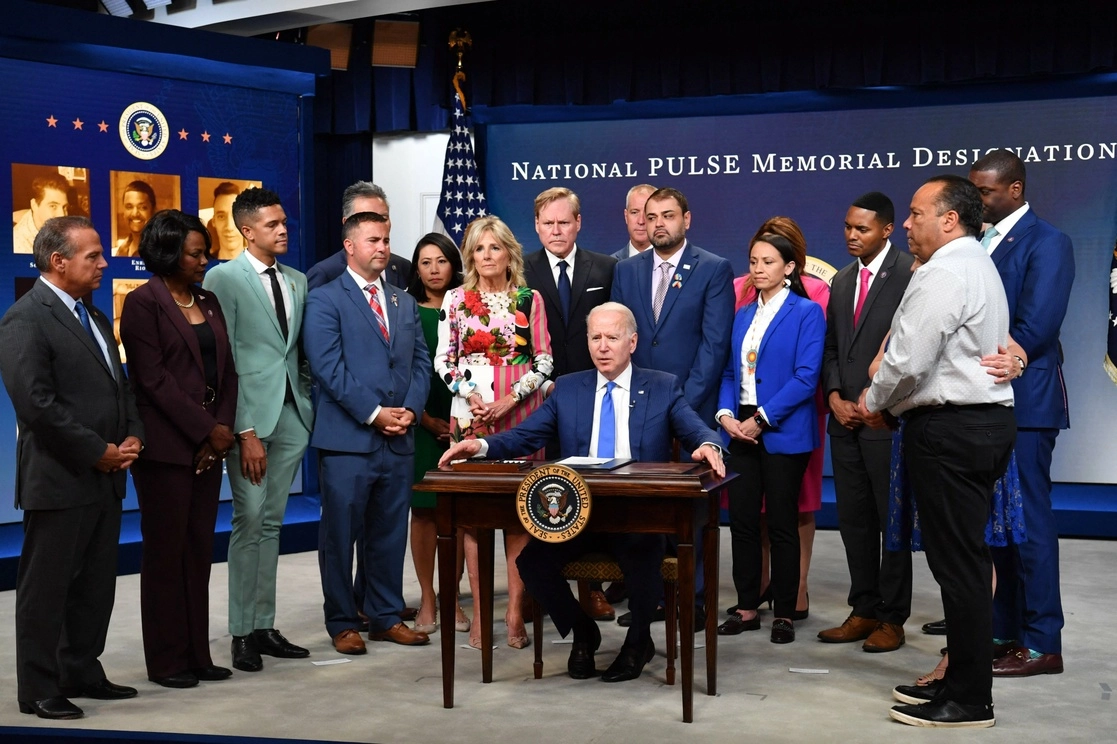 Joe Biden firma la legislación que convierte en "Monumento Nacional" a la discoteca gay ‘Pulse’, blanco de un atentado del EI el 12 de junio de 2016. Foto Afp 
