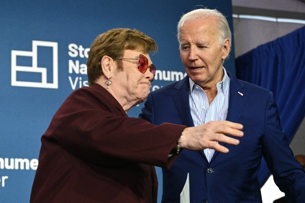 El presidente de EU, Joe Biden y el cantante británico, Elton John, en la conmemoración de los disturbios de Stonewall ocurridos en 1969, hechos que marcaron el movimiento moderno por los derechos LGBT+. Foto Afp