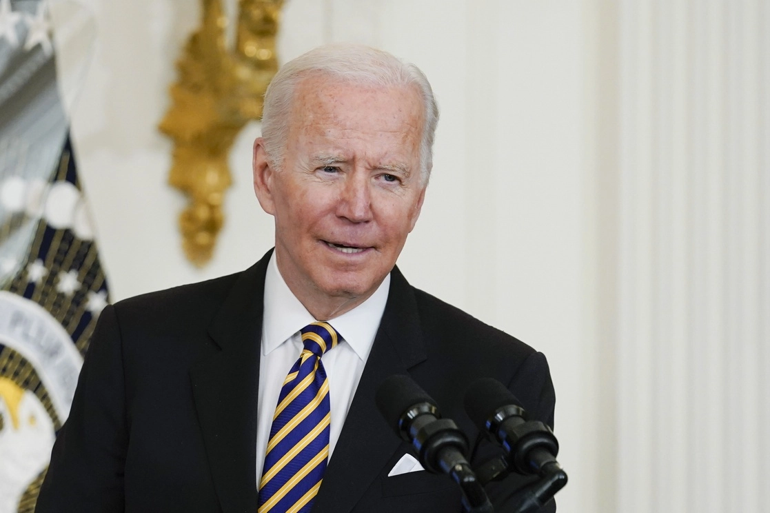 El presidente Joe Biden habla durante un evento en el Salón Este de la Casa Blanca en Washington. Foto Ap