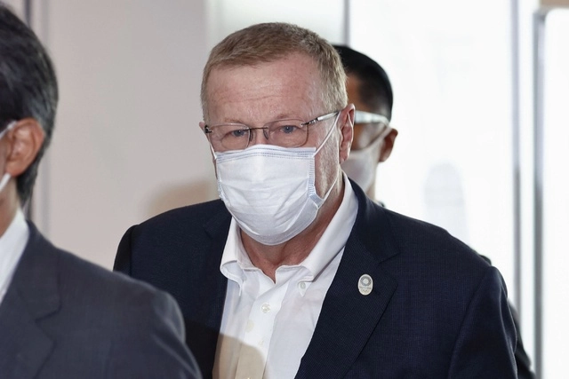 El jefe de la comisión de coordinación del COI, John Coates, a su llegada a Tokio, el 15 de junio de 2021. Foto Kyodo News vía Ap