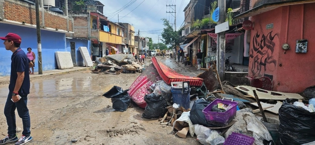 Vecinos de la Calle Real, en la colonia Galeana, en Chilpancingo, limpian los escombros de sus casas inundadas por el desbordamiento del río Huacapa. Foto Sergio Ocampo Arista 