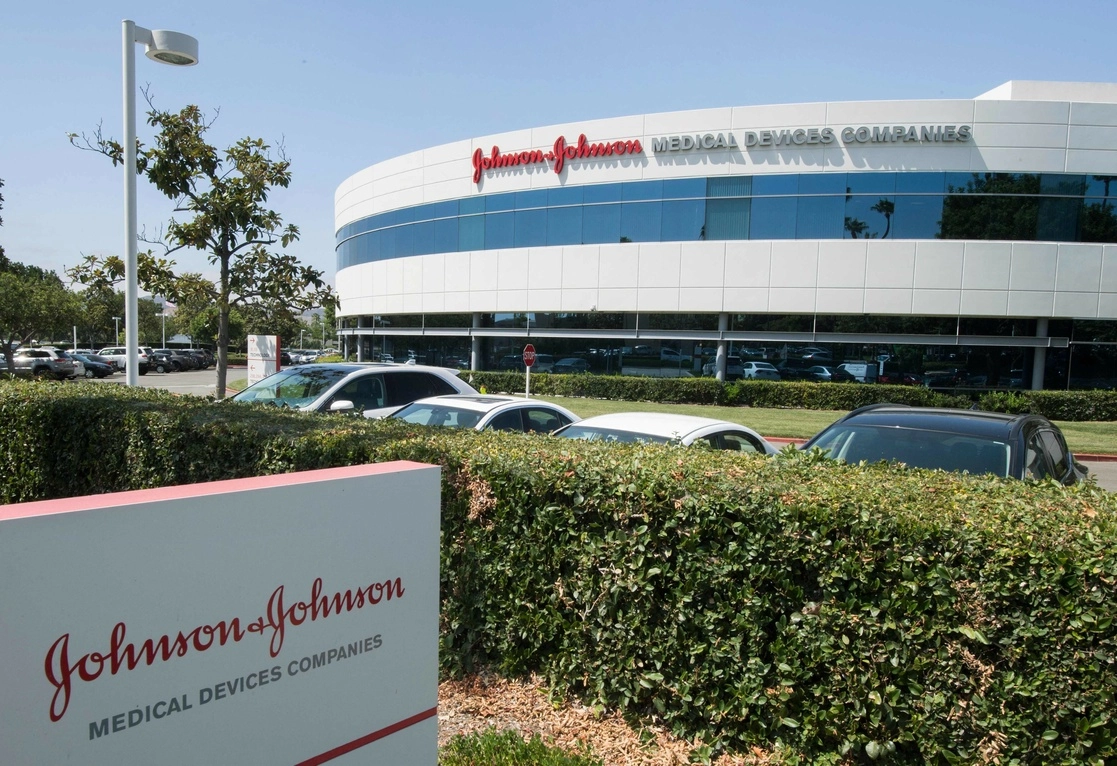 El gigante farmacéutico Johnson & Johnson "saldrá del negocio de los opioides a nivel nacional" en Estados Unidos, en virtud de un acuerdo por 230 millones de dólares con Nueva York, dijo la fiscal general del estado. Foto Afp / Archivo