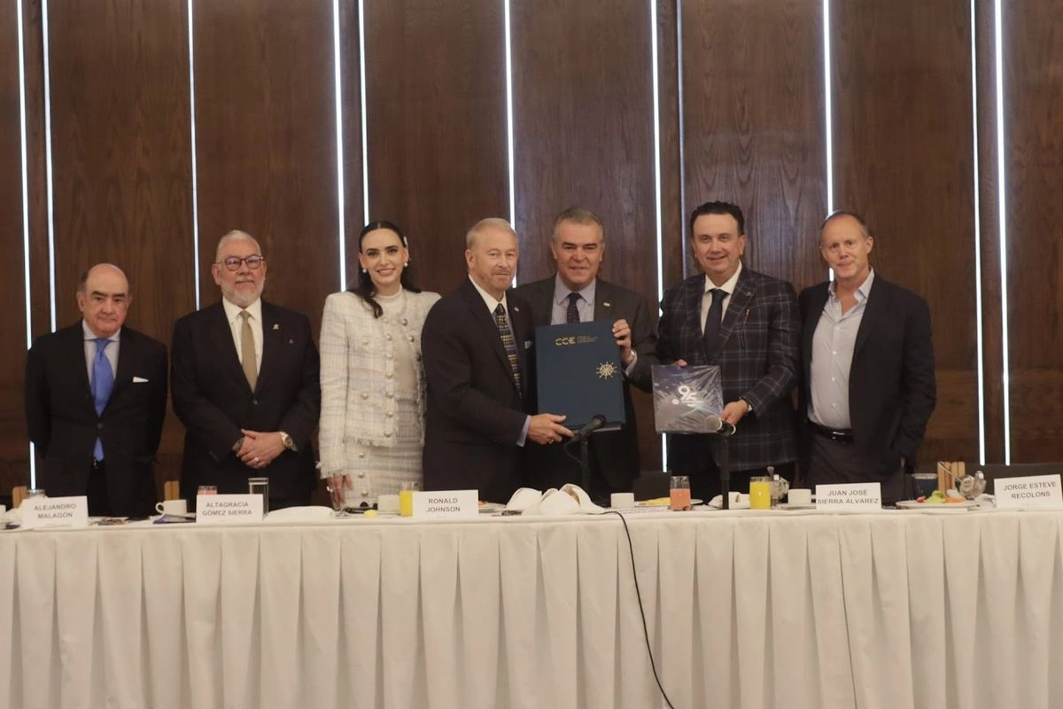 De Izquierda a derecha: Luis Téllez, ex secretario de Energía y ex presidente de la Bolsa Mexicana de Valores; Alejandro Malagón, presidente de Concamin; Altagracia Gómez, coordinadora del Consejo Asesor para el Desarrollo Económico Regional y Relocalización; el embajador de Estados Unidos, Ronald D. Johnson; Francisco Cervantes, presidente del CCE; Juan José Sierra Álvarez, presidente de Coparmex, y Jorge Esteve Recolons, presidente del Consejo Nacional Agropecuario. Foto
