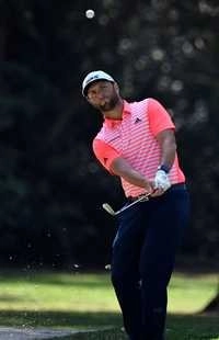El golfista español Jon Rahm se llevó la jornada sabatina del WGC México Championship con su espectacular tiro en el hoyo 17. Foto Afp