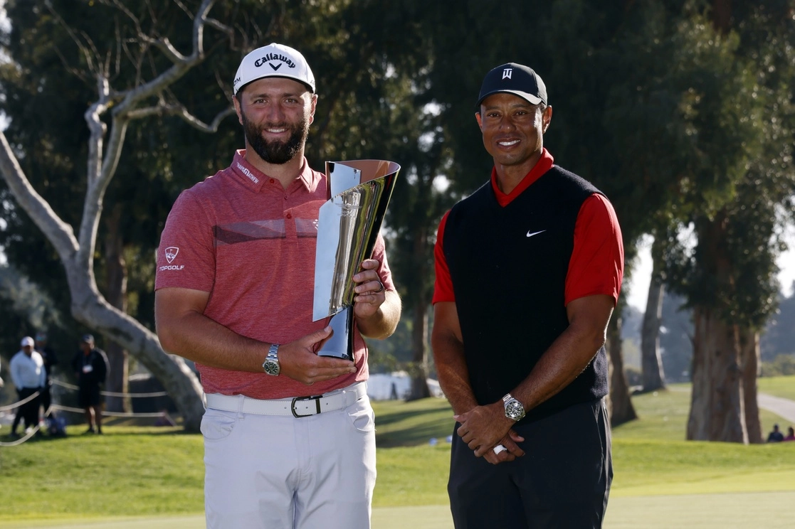 El golfista español, Jon Rahm, con el trofeo que lo acredita como campeón del Genesis Invitational, torneo del que Tiger Woods es anfitrión en California. Foto Ap
 