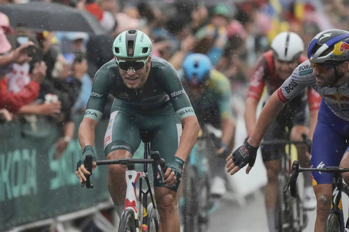 El italiano Jonathan Milan, con el ‘maillot’ verde de líder de la regularidad, se impuso al esprint en la 17ª etapa del Tour de Francia, con final en Valence, el 23 de julio de 2025. Foto 