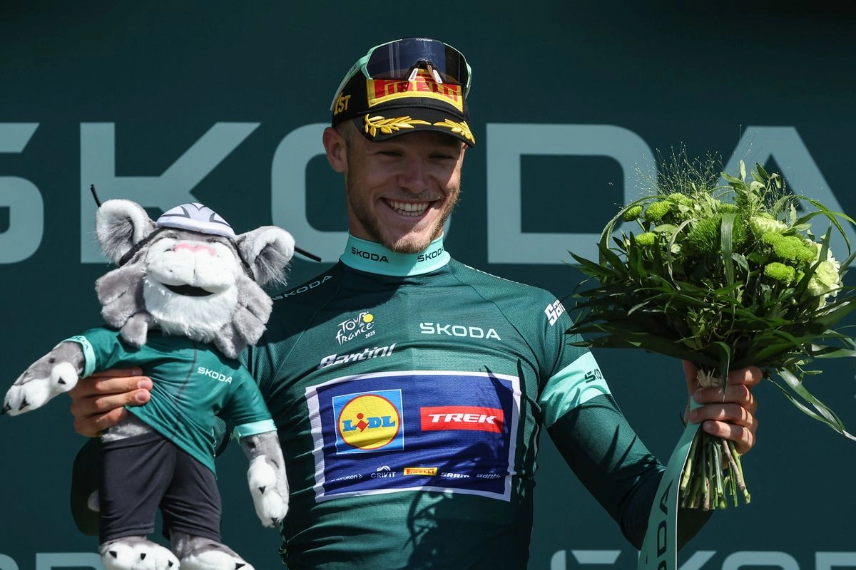 El ciclista italiano Jonathan Milan, del equipo Lidl-Trek, celebra en el podio con el 'maillot' verde de mejor velocista tras la octava etapa de la 112 edición del Tour de Francia, el 12 de julio de 2025. Foto 