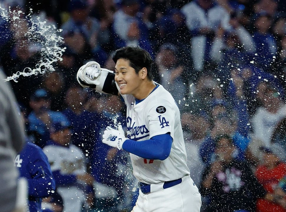 Shohei Ohtani, de los Dodgers de Los Ángeles, es felicitado tras conectar un jonrón de oro contra los Bravos de Atlanta durante la novena entrada de un partido de béisbol el miércoles 2 de abril de 2025. Foto