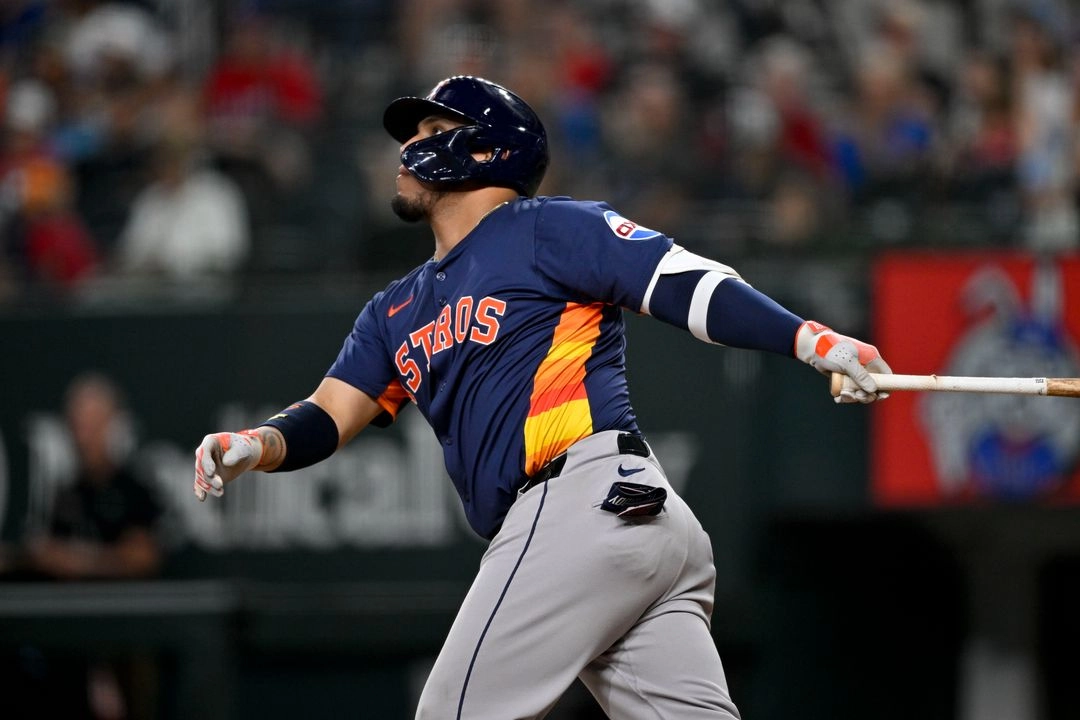 Isaac Paredes, de los Astros de Houston, conecta un jonrón de tres carreras ante el relevista de los Rangers de Texas, Robert García, para darles la ventaja a los Astros durante la octava entrada de un partido de béisbol en Arlington, Texas, el domingo 18 de mayo de 2025. 