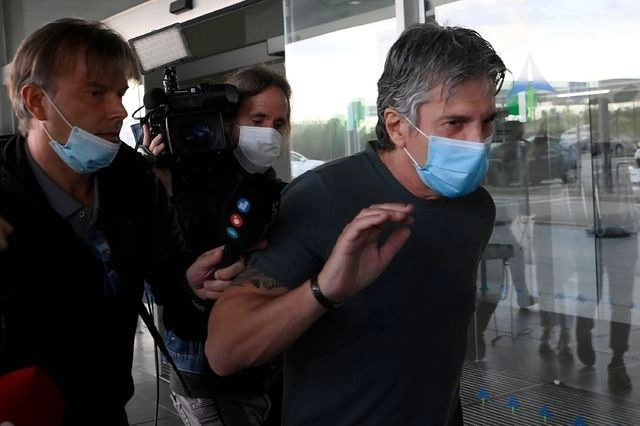 El embrollo que envuelve al Barcelona y a Lionel Messi dio un giro ayer, luego de que el padre del delantero argentino abrió la posibilidad de que su hijo pudiera seguir en el plantel catalán. Foto Afp