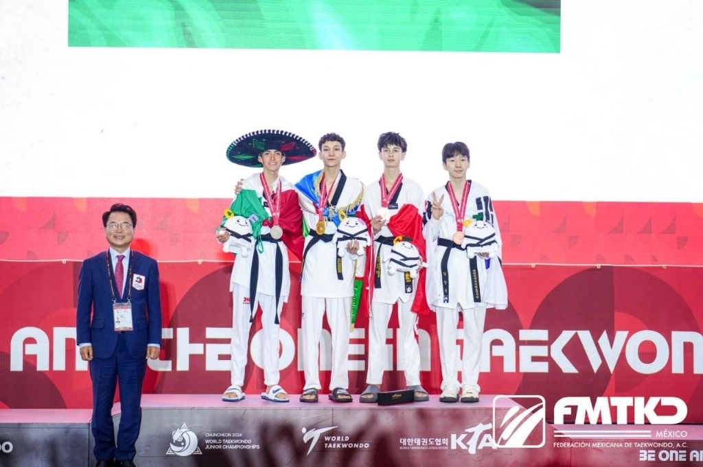 El taekwondoín mexicano, Jorge Rodríguez, se colgó la presea de plata en la categoría de menos de 45 kilogramos en el Campeonato Mundial Juvenil Chuncheon 2024. Foto FMTKD   