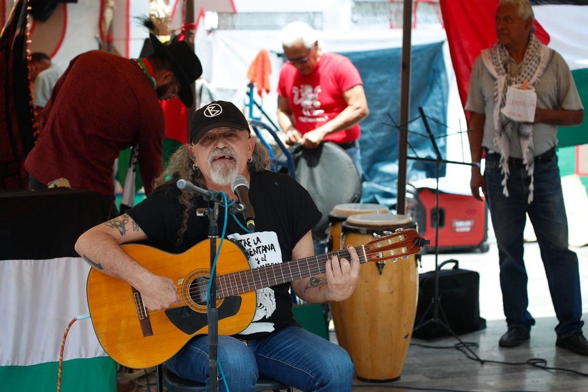 Diferentes organizaciones realizan la jornada artístico-cultural en contra del genocidio en Gaza, con música, danza, teatro, performance y clown, donde amenizaron el grupo Taller del Sur y Francisco Barrios ‘El Mastuerzo’, entre otros, frente al Antimonumento a Palestina, en la Ciudad de México, el 24 de agosto de 2025. Foto 