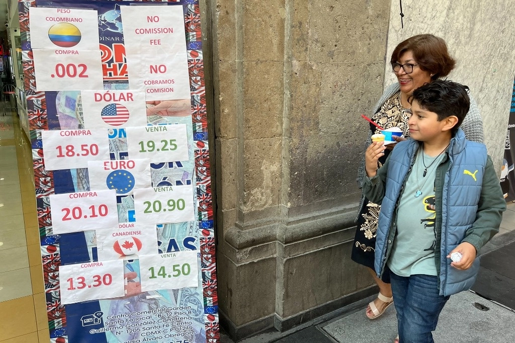 Tipo de cambio en un banco de la CDMX. Foto José Antonio López