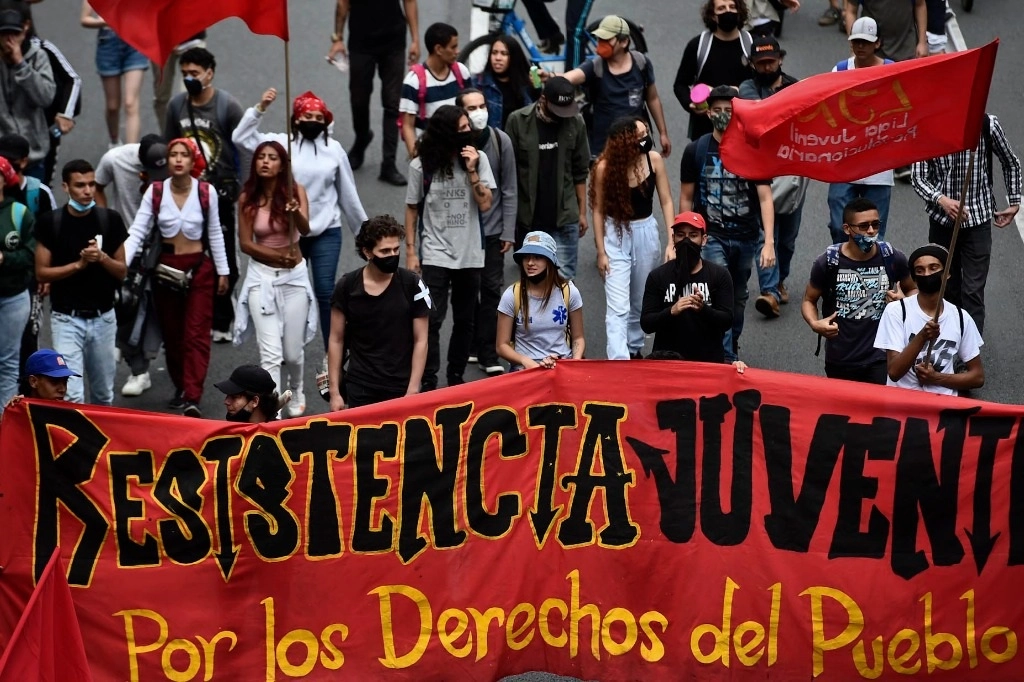 En Medellín, Colombia, jóvenes participan en las protestas en contra del gobierno de Iván Duque. Foto Afp