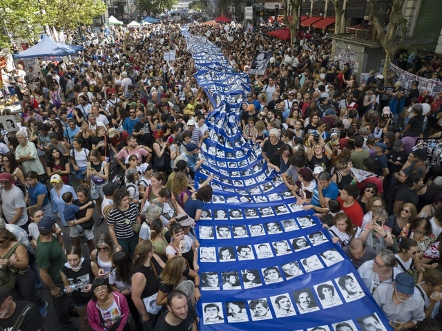 Multitudinarias marchas se realizaron hoy en Argentina a 48 años de la instalación de la dictadura militar que dejó miles de desaparecidos. Foto Ap 