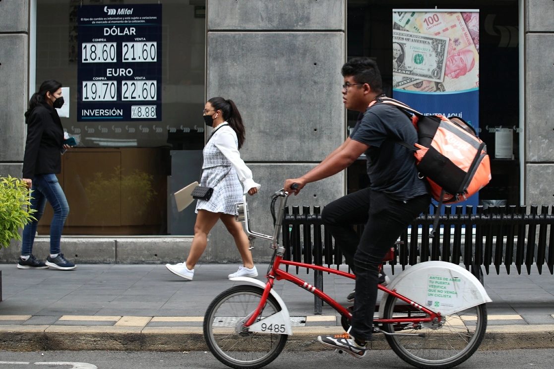 La divisa nacional operó la sesión del jueves en un máximo de 20 pesos y un mínimo de 19.90 unidades, según datos del BdeM. Foto María Luisa Severiano / Archivo 