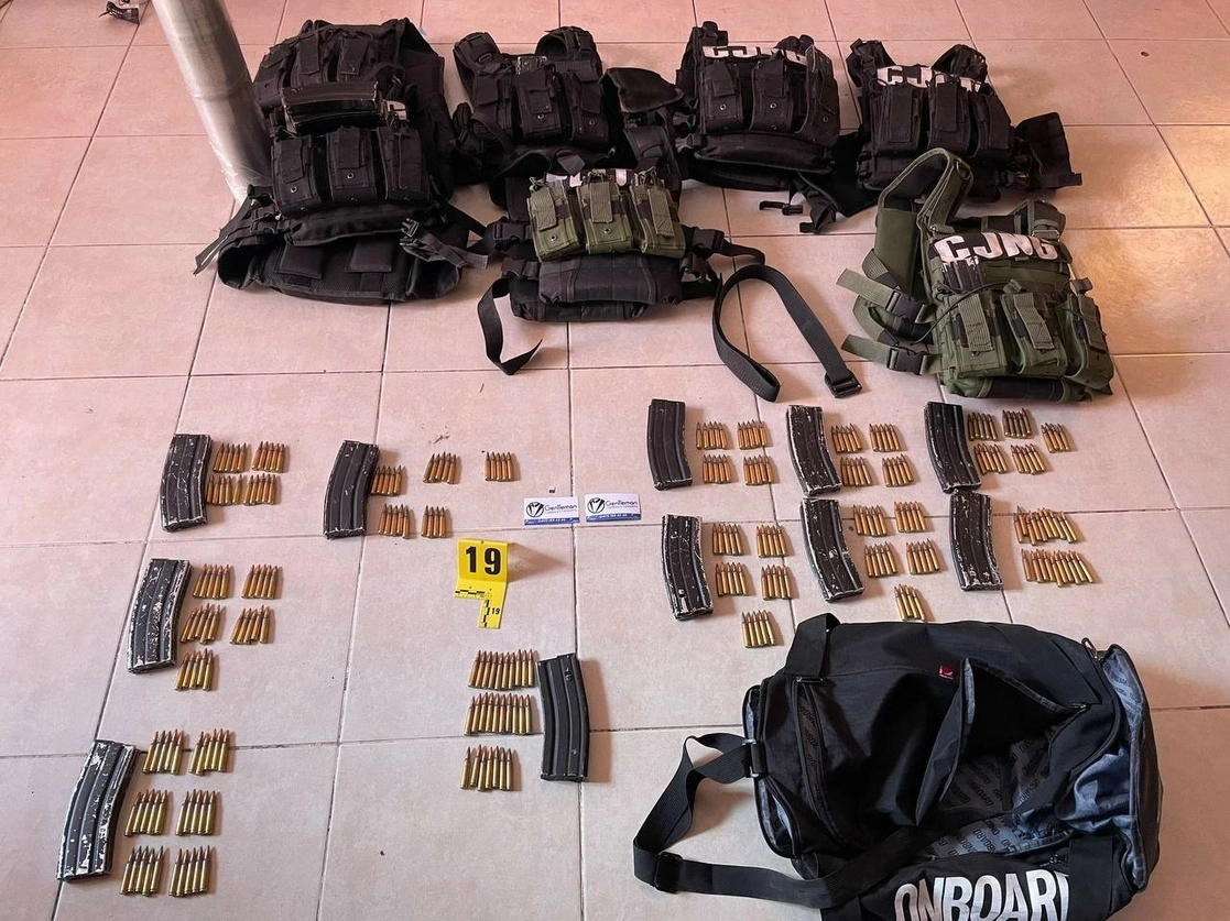 Tras el rescate de un hombre que había sido privado de la libertad en Irapuato, elementos federales aseguraron, entre otros artefactos, 280 cartuchos útiles, 24 cargadores, chalecos tácticos y etiquetas con las siglas CJNG. Foto ‘La Jornada’
