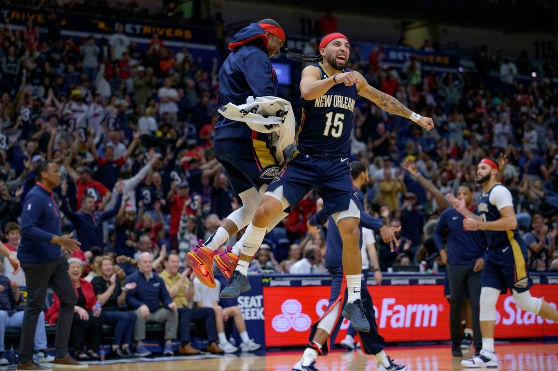 José Alvarado (número 15) de los ‘Pelicans’ de Nueva Orleans logró ocho triples en el juego ante ‘Nuggets’ de Denver. Foto Ap