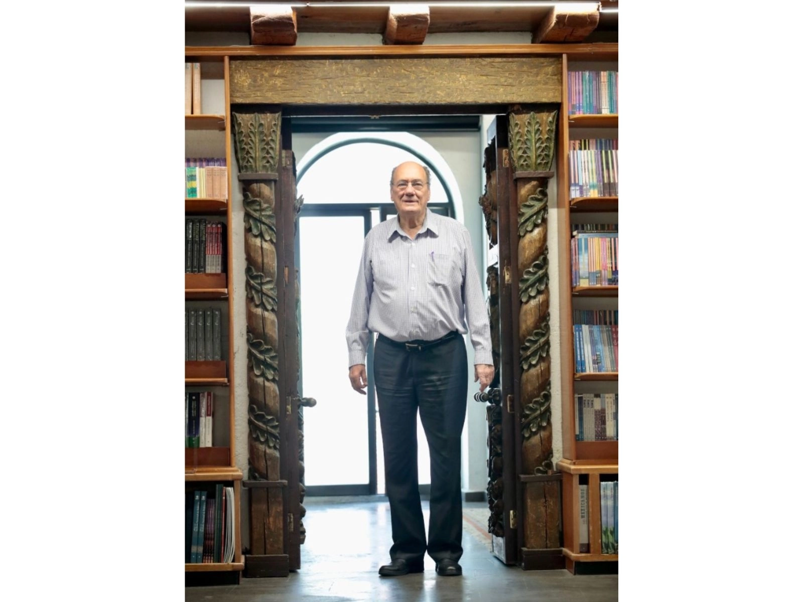 En entrevista, Murià reconoció que su necesidad de acceder a los libros se debió "en cierta medida a las miserias bibliográficas que viví en Guadalajara cuando era joven; por ejemplo, la biblioteca pública no servía absolutamente para nada". En la imagen, captado en junio pasado. Foto Luis Castillo