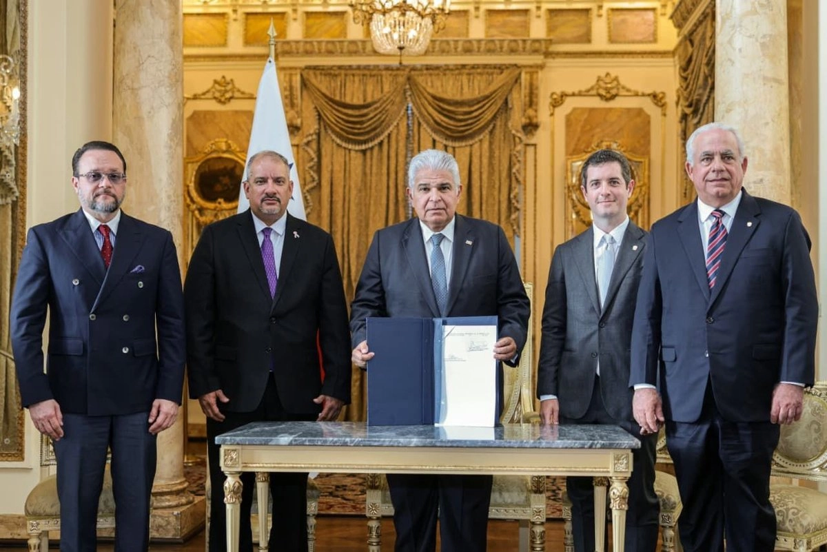 El presidente de Panamá, José Raúl Mulino (centro), tras firmar la ley que ratifica la incorporación de su país al Mercosur, el 14 de octubre de 2025. Foto 

