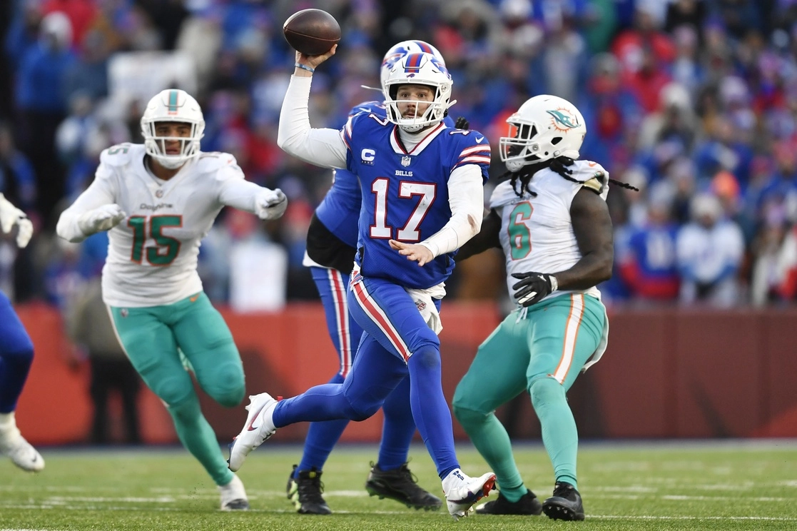 El mariscal de Bills, Josh Allen, superó errores luego de ser interceptado dos veces y permitir un touchdown por un balón suelto para regalar a Miami 24 puntos, pero después llevó a su equipo al triunfo en el Highmark Stadium. Foto Ap