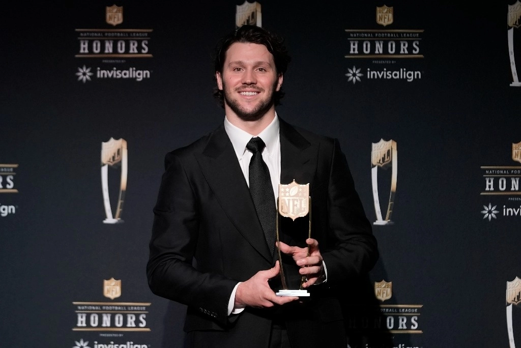 El mariscal de campo de los Buffalo Bills, Josh Allen, posa con el premio al Jugador Más Valioso de la AP en la ceremonia de entrega de premios NFL Honors antes del partido de fútbol americano Super Bowl 59, el jueves 6 de febrero de 2025, en Nueva Orleans. Foto Ap