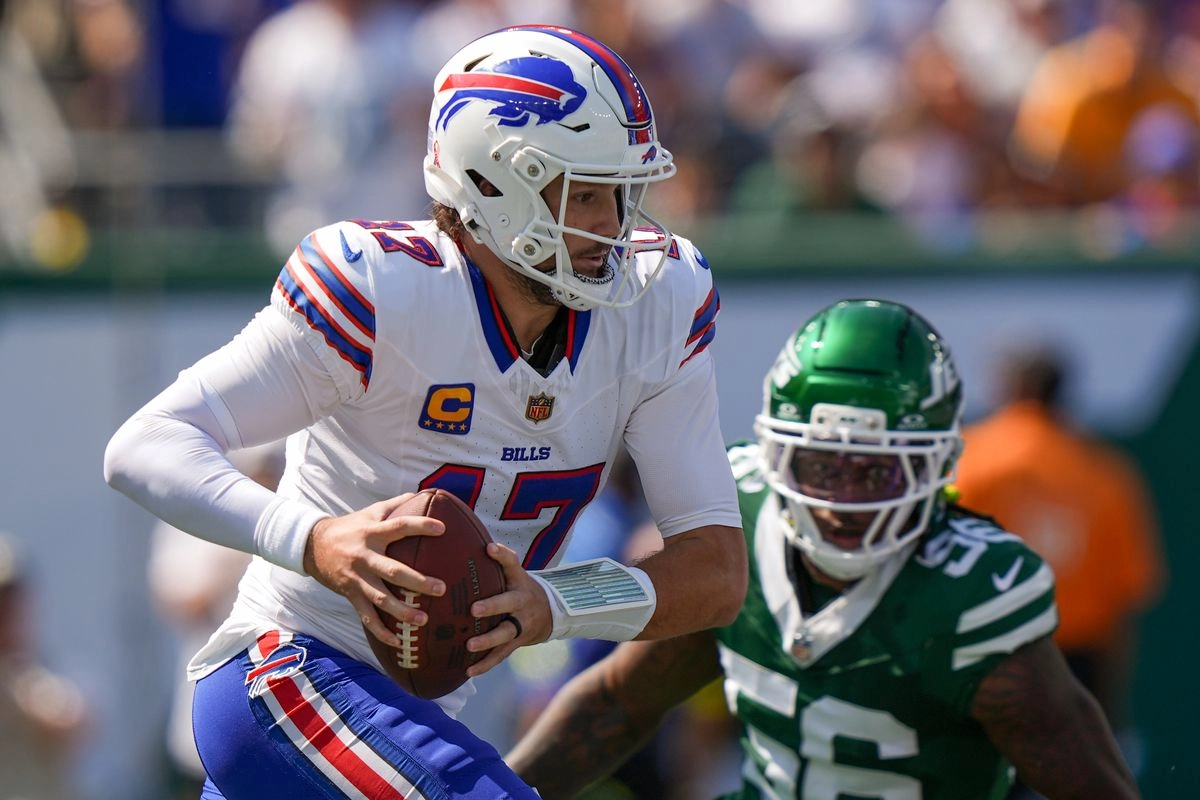 El mariscal de campo de los Buffalo Bills, Josh Allen (17), lleva el balón contra los New York Jets, durante el primer cuarto de un partido de fútbol americano de la NFL, el domingo 14 de septiembre de 2025, en East Rutherford, Nueva Jersey.