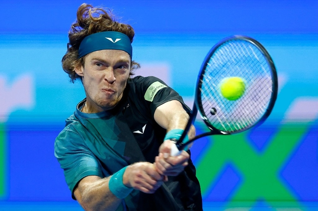 El ruso Andrey Rublev, número 5 del mundo y primer cabeza de serie, quedó eliminado en los cuartos de final del torneo de Doha al perder 6-4 y 7-6 (8/6) ante el checo de 18 años Jakub Mensik (116º), el 22 de febrero de 2024. Foto Afp