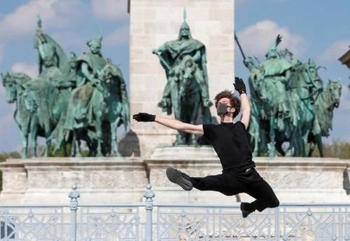 El bailarín húngaro Zsolt Vencel Kovacs, de 21 años, interpretó la melodía creada por científicos del MIT. Foto Reuters