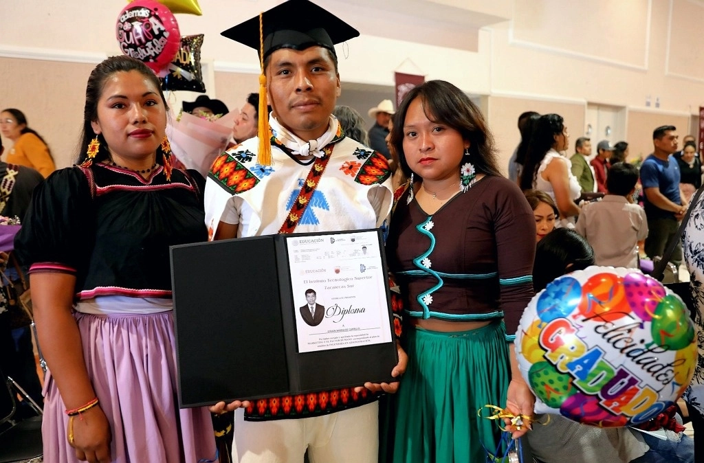 Etsiékame fue felicitado por sus compañeros de generación, y recibió como todos, su constancia de conclusión de estudios, en un acto protocolario que encabezó el gobernador David Monreal Ávila. Fotos: Alfredo Valadez Rodriguez 
