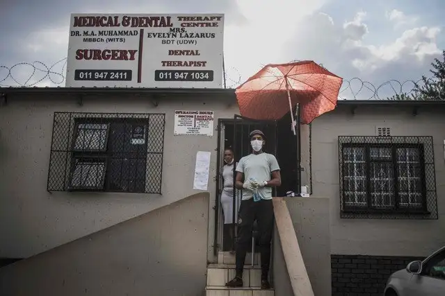 En una pequeña clínica en Johannesburgo, Sudáfrica. Foto Afp