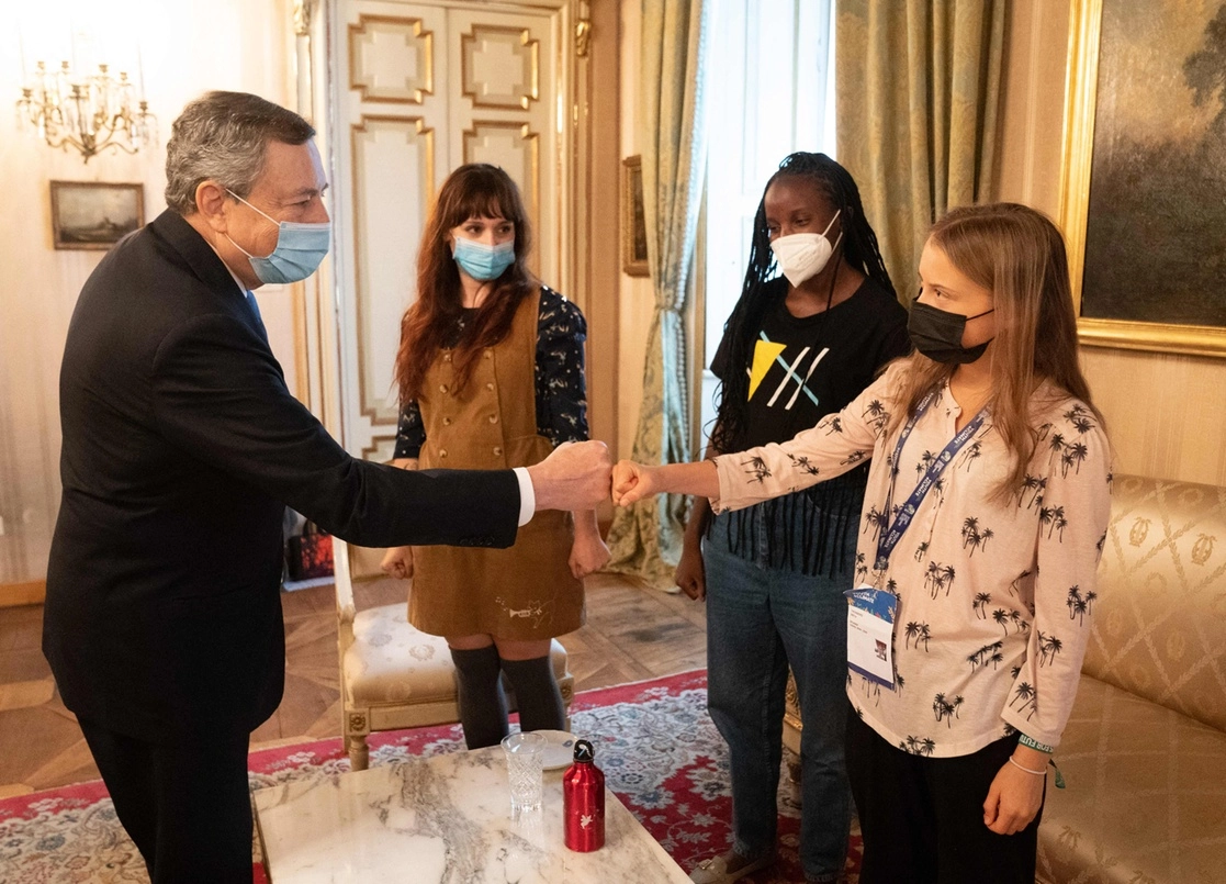 Jóvenes activistas, incluida Greta Thunberg, se reunieron con el primer ministro italiano y actual presidente del G20, Mario Draghi, el 30 de septiembre de 2021. Foto Afp 