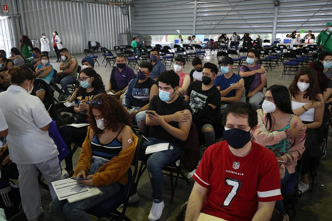 Jóvenes recibiendo la vacuna en la CDMX. Foto María Luisa Severiano