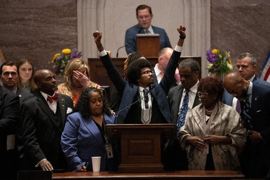 Los legisladores, Justin Jones, Gloria Johnson y Justin Pearson, ingresaron a la cámara este jueves agarrados de la mano y uno levantó el puño, mientras iniciaba el debate sobre su expulsión. El día concluyo con la expulsión de dos de ellos, Jones y Pearson. Foto Ap