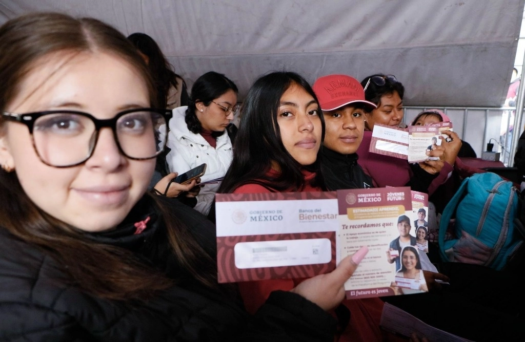 Jóvenes muestran sus tarjetas de beneficiarios del programa "Jóvenes Construyendo el Futuro". Foto Cuartoscuro / archivo 