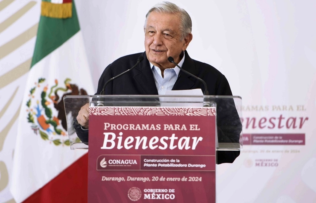 El presidente Andrés Manuel López Obrador durante un acto para realizar una evaluación de los programas sociales y firmar el convenio con el gobierno de Durango para la construcción de una planta potabilizadora, en Durango, el 20 de enero de 2024. Foto Presidencia
