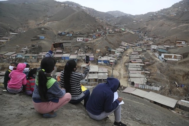 Pese a las medidas de confinamiento, jóvenes en Lima, Perú se reúnen para tomar clases virtuales en Lima, Perú. Foto Ap 