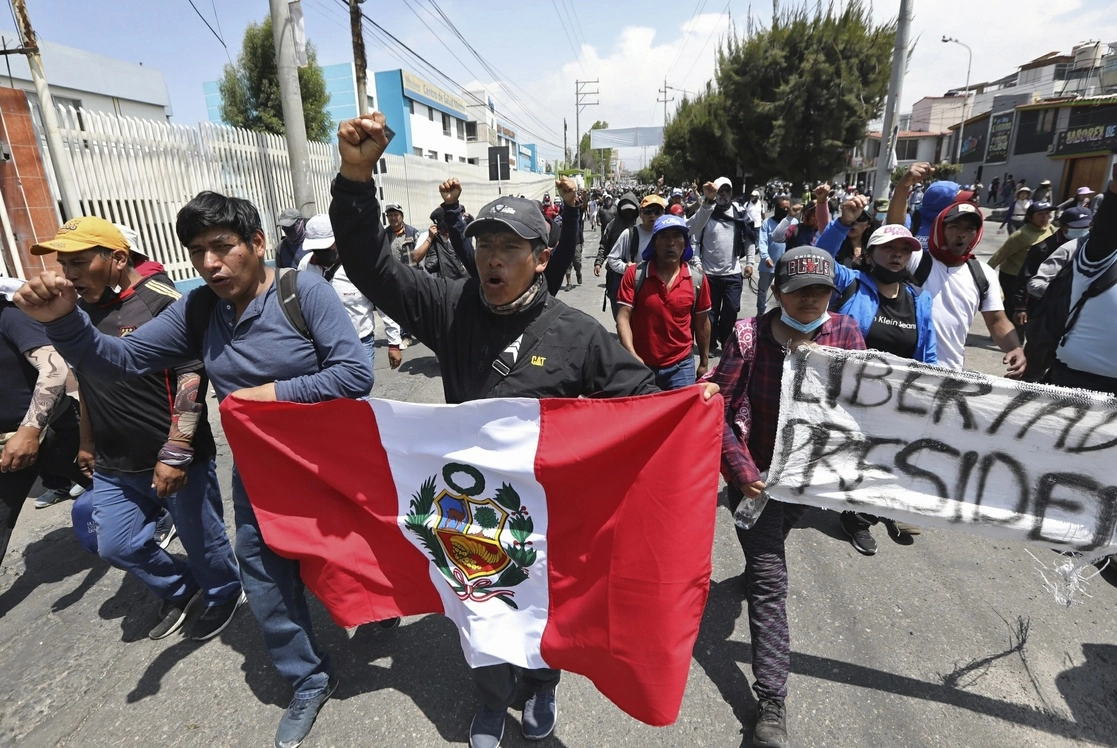 En Arequipa, Perú, partidarios del ex presidente Pedro Castillo protestan contra su detención, el 14 de diciembre de 2022. Foto Ap