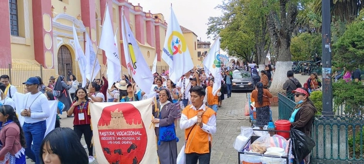 Jóvenes católicos habitantes de San Cristóbal de las Casas marcharon en contra de la violencia en el estado. Foto La Jornada