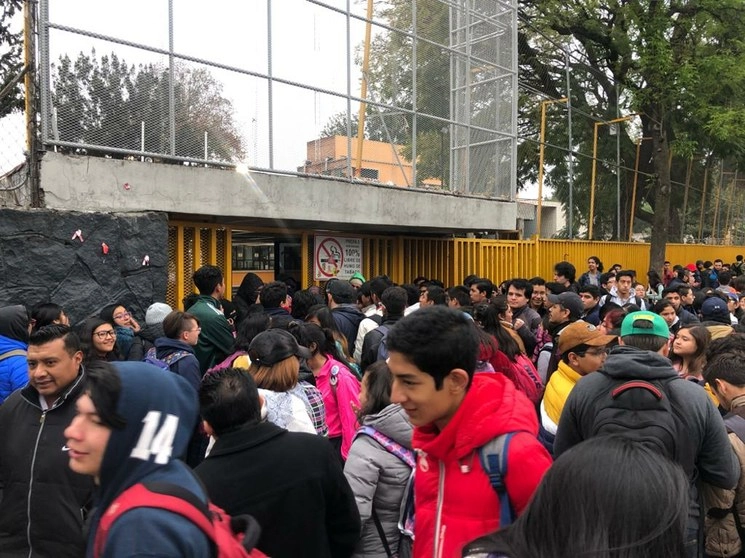 Un grupo de encapuchados tienen tomadas las instalaciones de la preparatoria 5 de la UNAM, piden el apoyo de estudiantes para la marcha que realizarán el día de hoy. Foto Alfredo Domínguez