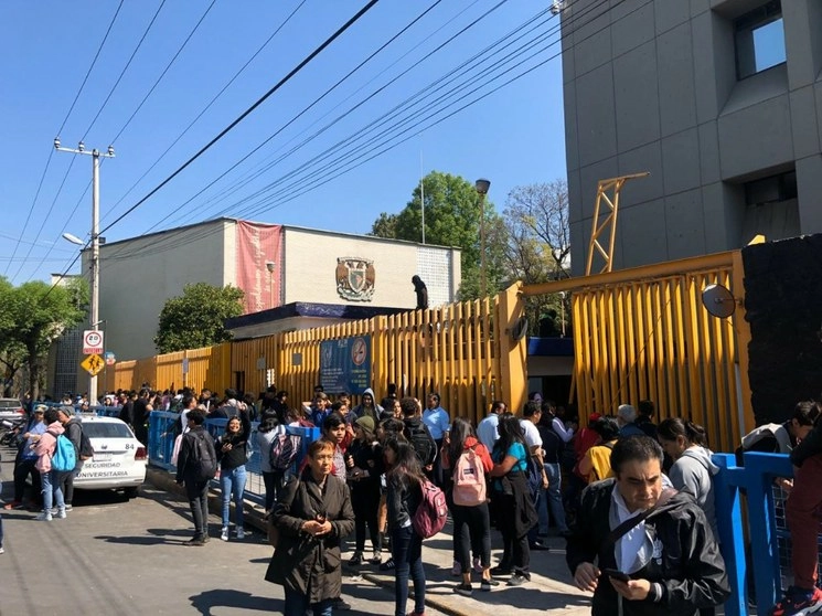 Un grupo de encapuchados vuelven a tomar las instalaciones de la Escuela Nacional Preparatoria número 8 de la UNAM, ubicada en la colonia Merced Gómez, alcaldía Álvaro Obregón, el 12 de febrero de 2020. Foto Alfredo Domínguez