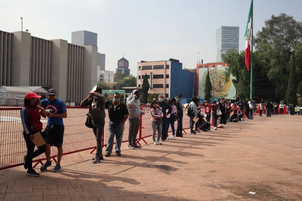 Ciudadanos hacen fila para poder realizarse pruebas rápidas de detección de Covid-19 en el quiosco de salud instalado en la explanada de la alcaldía de Cuauhtémoc, Ciudad de México, el 12 de agosto de 2021. Foto José Antonio López